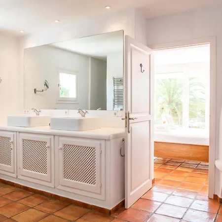 8br, Sea Views, Walk To The Beach, Pool * Santa Eularia des Riu