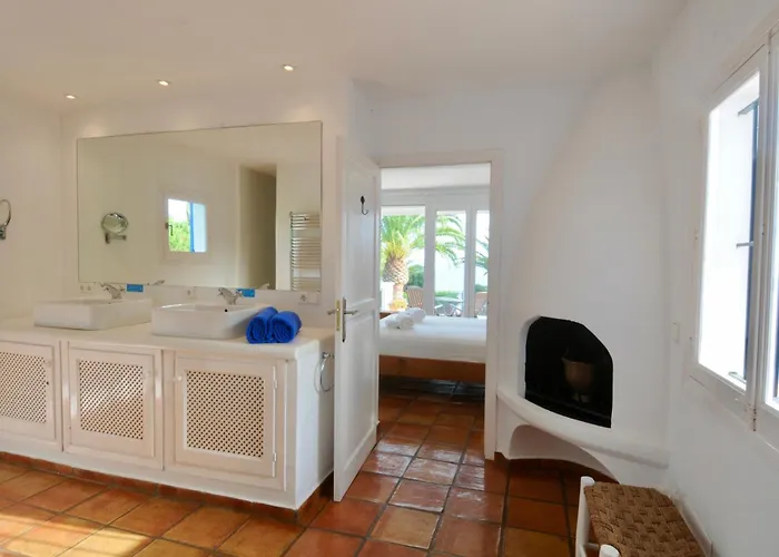 Villa 8br, Sea Views, Walk To The Beach, Pool