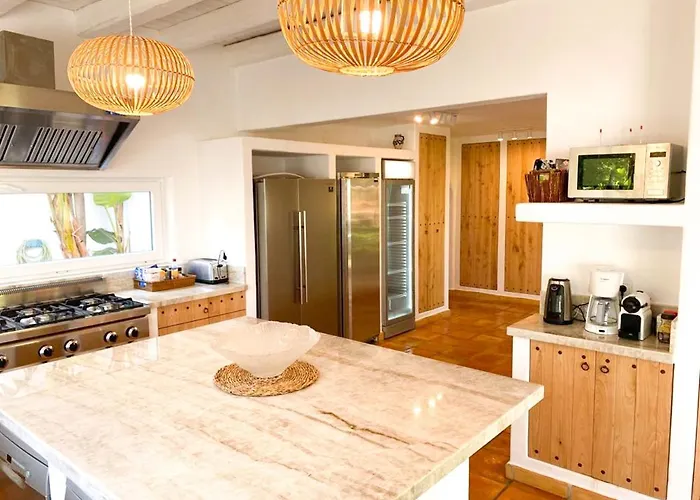 8br, Sea Views, Walk To The Beach, Pool 别墅